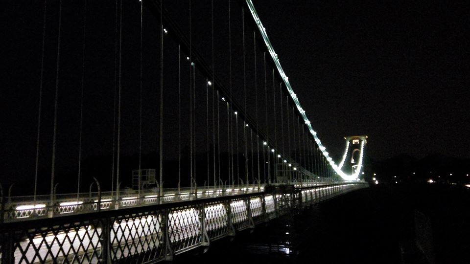Noční bristolský most se všemi (ne)krásami.