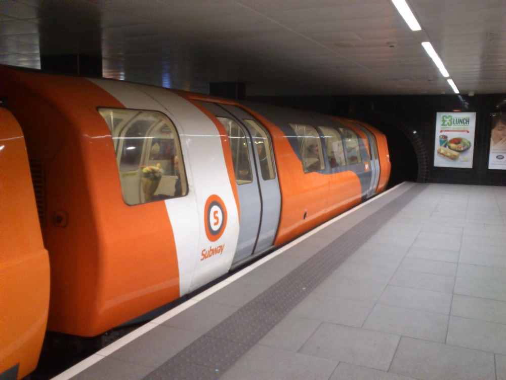 Důlní vagónek. Ba ne, já jsem glasgowské metro.