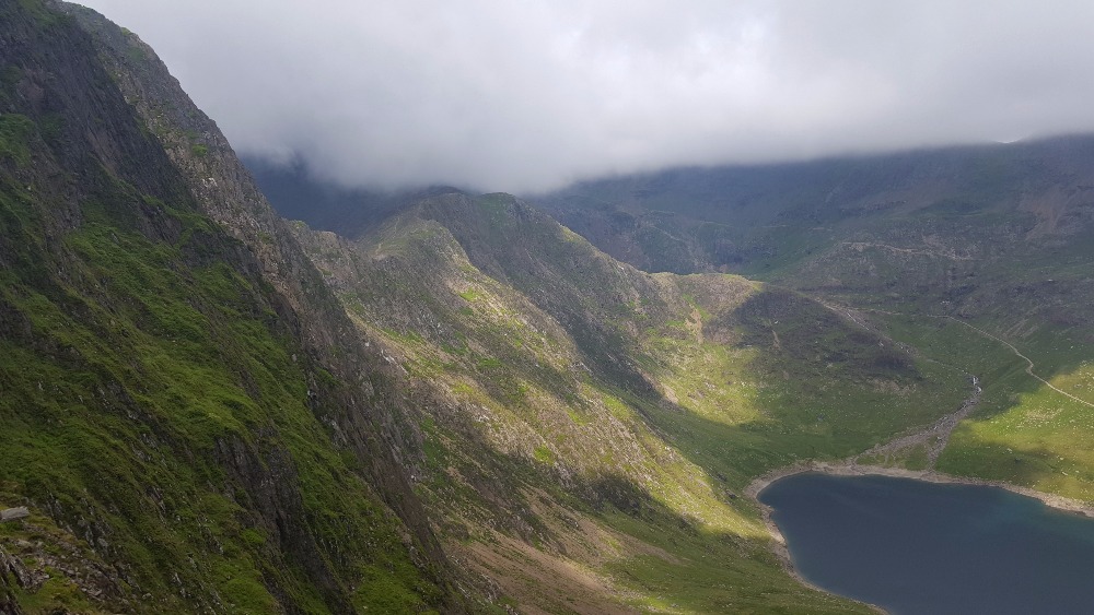 NP Snowdonia a její lůno 2. V mlze sám monumentální Snowdon.